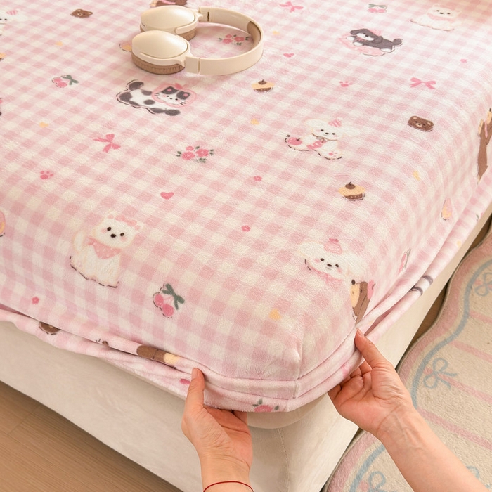 91家纺网 家纺一手货源 找家纺 丽美人家纺 2025年牛奶绒小版印花床笠单床笠床笠单件 格子小狗