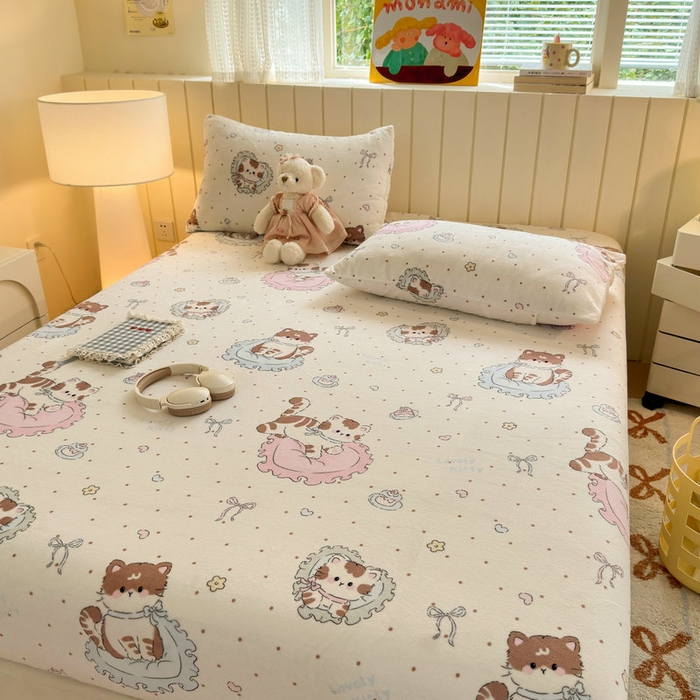 91家纺网 家纺一手货源 找家纺 丽美人家纺 2025年牛奶绒小版印花床笠单床笠床笠单件 奶萌小猫