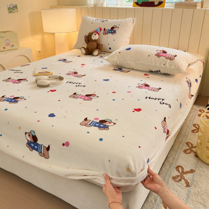 91家纺网 家纺一手货源 找家纺 丽美人家纺 2025年牛奶绒小版印花床笠单床笠床笠单件 甜品腊肠狗