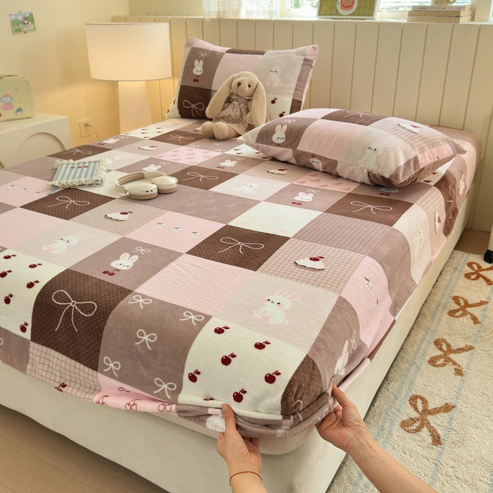 91家纺网 家纺一手货源 找家纺 丽美人家纺 2025年牛奶绒小版印花床笠单床笠床笠单件 拼布蝴蝶兔