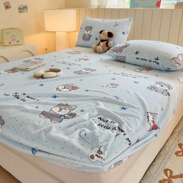 91家纺网 家纺一手货源 找家纺 丽美人家纺 2025年牛奶绒小版印花床笠单床笠床笠单件 甜心猫咪-蓝