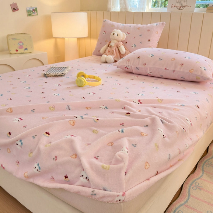 91家纺网 家纺一手货源 找家纺 丽美人家纺 2025年牛奶绒小版印花床笠单床笠床笠单件 可爱小猫