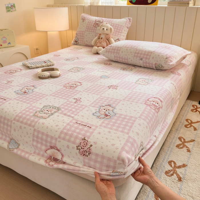 91家纺网 家纺一手货源 找家纺 丽美人家纺 2025年牛奶绒小版印花床笠单床笠床笠单件 萌熊日记