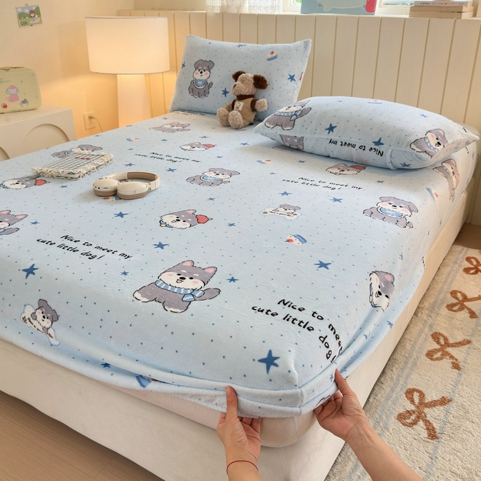 91家纺网 家纺一手货源 找家纺 丽美人家纺 2025年牛奶绒小版印花床笠单床笠床笠单件 甜心猫咪-蓝