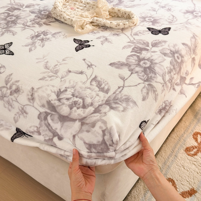 91家纺网 家纺一手货源 找家纺 丽美人家纺 2025年牛奶绒小版印花床笠单床笠床笠单件 水墨花蝴蝶