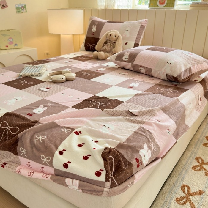 91家纺网 家纺一手货源 找家纺 丽美人家纺 2025年牛奶绒小版印花床笠单床笠床笠单件 拼布蝴蝶兔