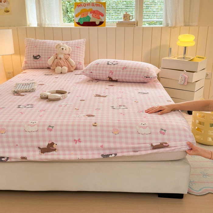 91家纺网 家纺一手货源 找家纺 丽美人家纺 2025年牛奶绒小版印花床笠单床笠床笠单件 格子小狗