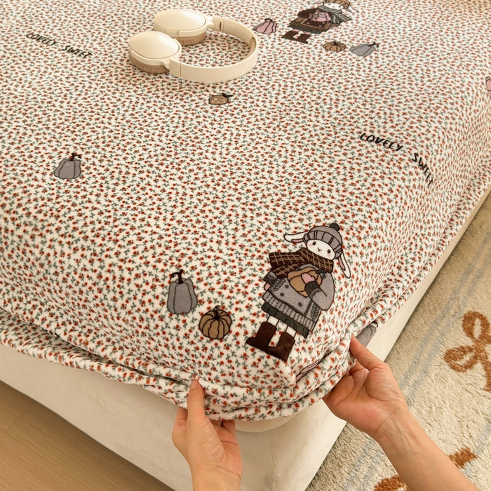 91家纺网 家纺一手货源 找家纺 丽美人家纺 2025年牛奶绒小版印花床笠单床笠床笠单件 春日女孩