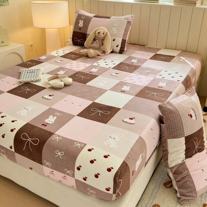 91家纺网 家纺一手货源 找家纺 丽美人家纺 2025年牛奶绒小版印花床笠单床笠床笠单件 拼布蝴蝶兔