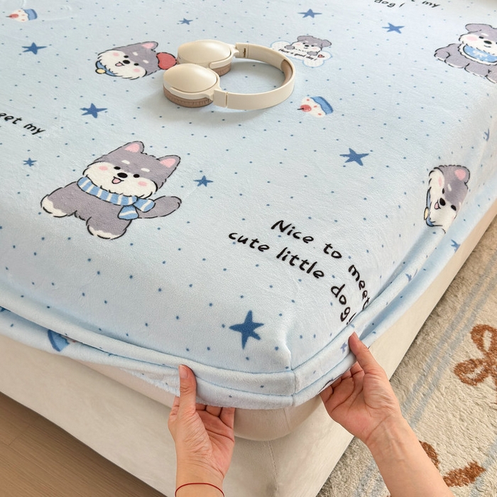 91家纺网 家纺一手货源 找家纺 丽美人家纺 2025年牛奶绒小版印花床笠单床笠床笠单件 甜心猫咪-蓝