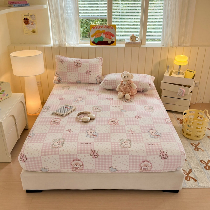 91家纺网 家纺一手货源 找家纺 丽美人家纺 2025年牛奶绒小版印花床笠单床笠床笠单件 萌熊日记