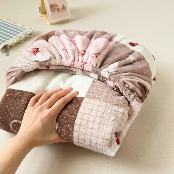 91家纺网 家纺一手货源 找家纺 丽美人家纺 2025年牛奶绒小版印花床笠单床笠床笠单件 拼布蝴蝶兔