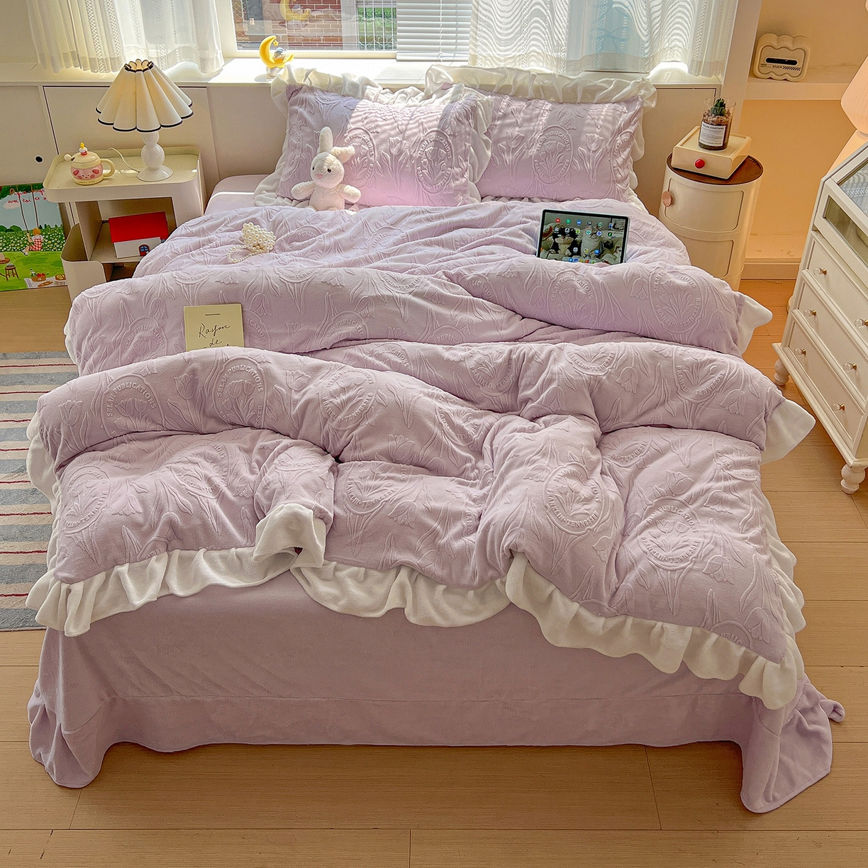 91家纺网 家纺一手货源 找家纺 亿梵家居 2025新款法式花边款A类5D牛奶绒立体雕花四件套（提供买家秀） 花边款  郁金香-新媚紫