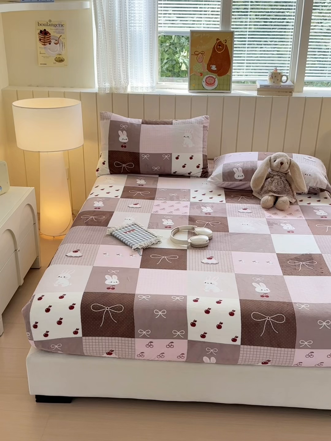 91家纺网 家纺一手货源 找家纺 丽美人家纺 2025年牛奶绒小版印花床笠单床笠床笠单件 拼布蝴蝶兔