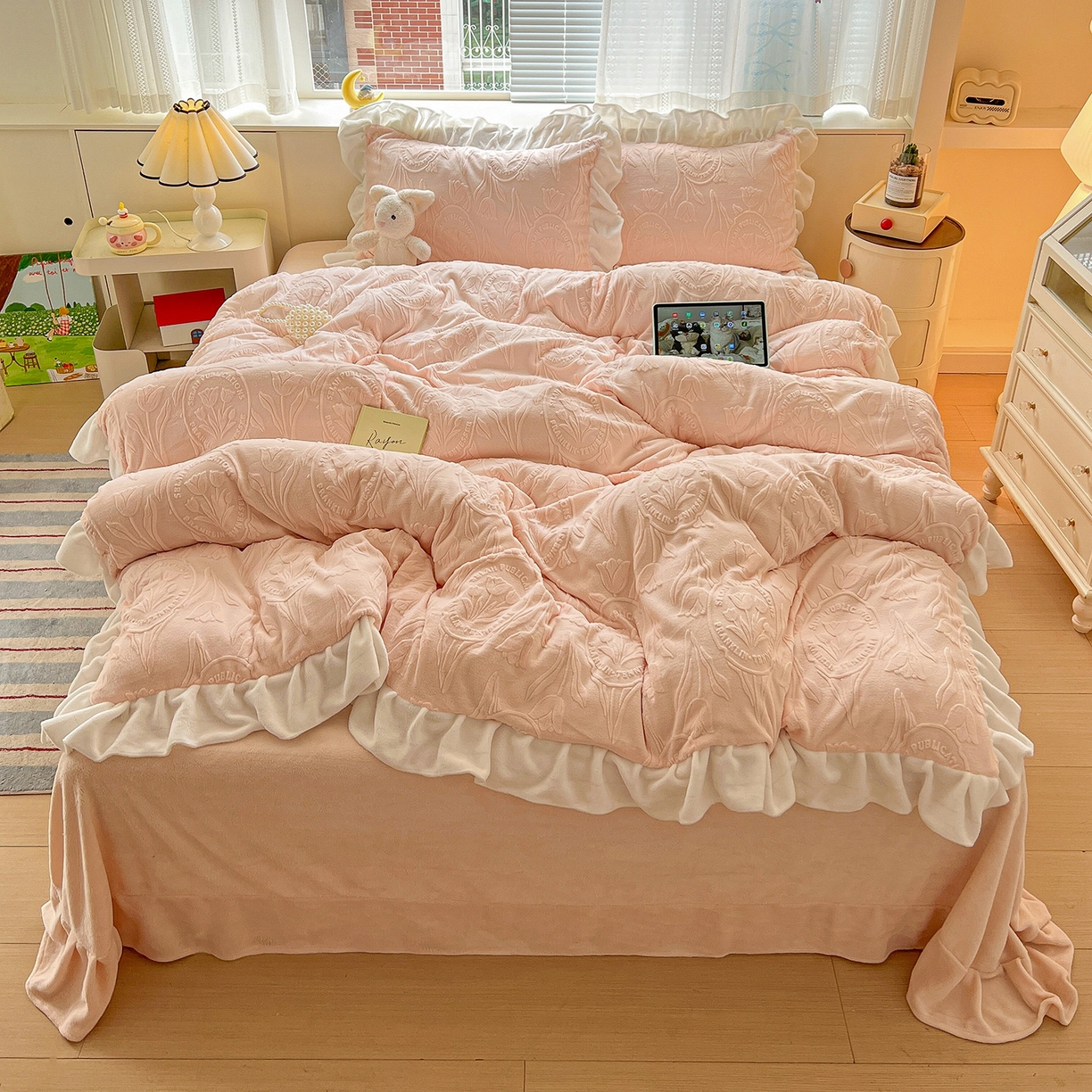 91家纺网 家纺一手货源 找家纺 亿梵家居 2025新款法式花边款A类5D牛奶绒立体雕花四件套（提供买家秀） 花边款  郁金香-樱花粉