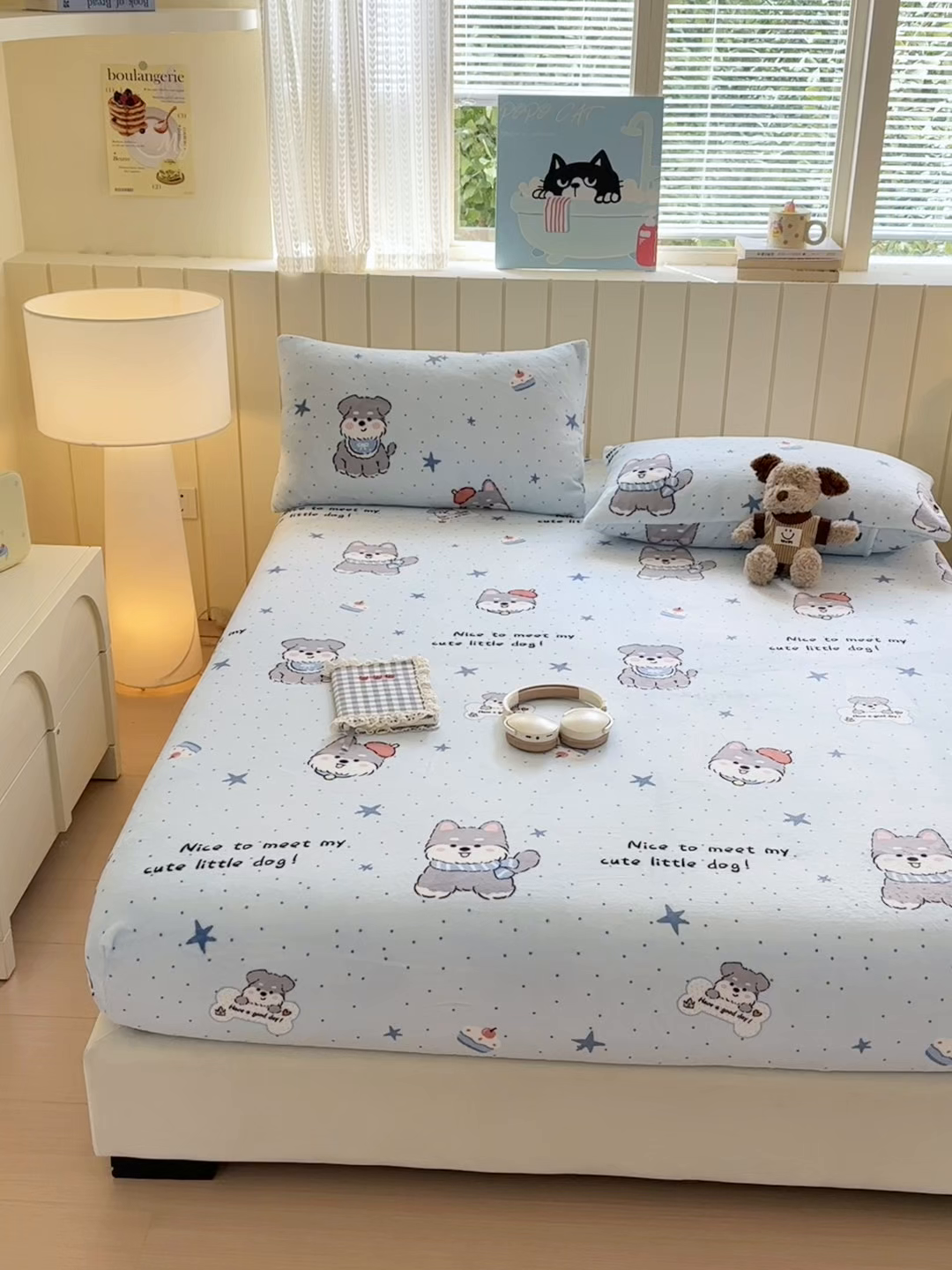 91家纺网 家纺一手货源 找家纺 丽美人家纺 2025年牛奶绒小版印花床笠单床笠床笠单件 甜心猫咪-蓝