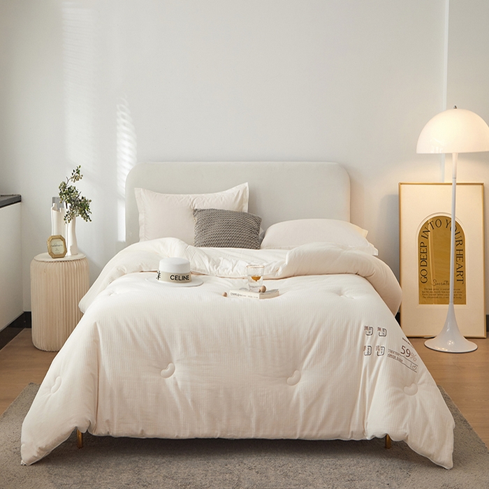 91家纺网 家纺一手货源 找家纺 （总）纪梵茜 2025新款59%豆朴原棉大豆被子被芯场景一