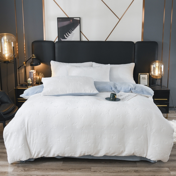 91家纺网 家纺一手货源 找家纺 米瑞娜 2025新款牛奶绒四件套 蝴蝶结-白蓝