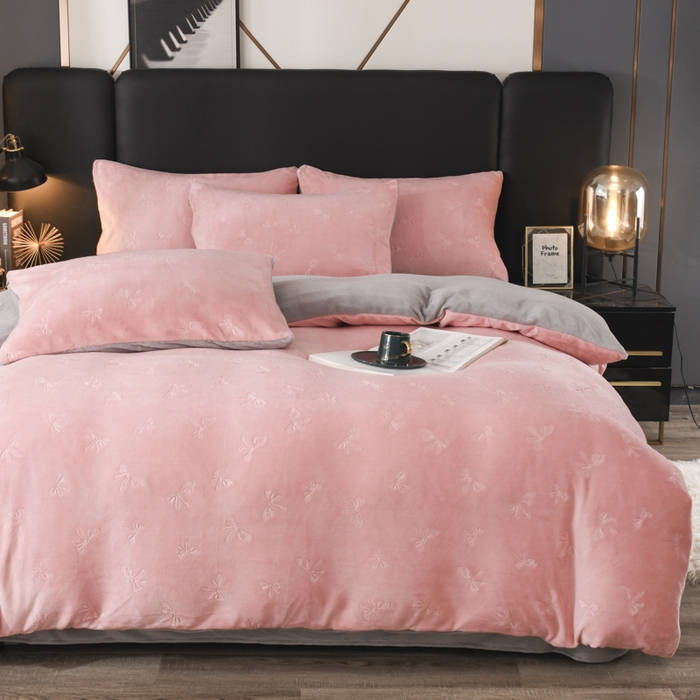 91家纺网 家纺一手货源 找家纺 米瑞娜 2025新款牛奶绒四件套 蝴蝶结-粉灰