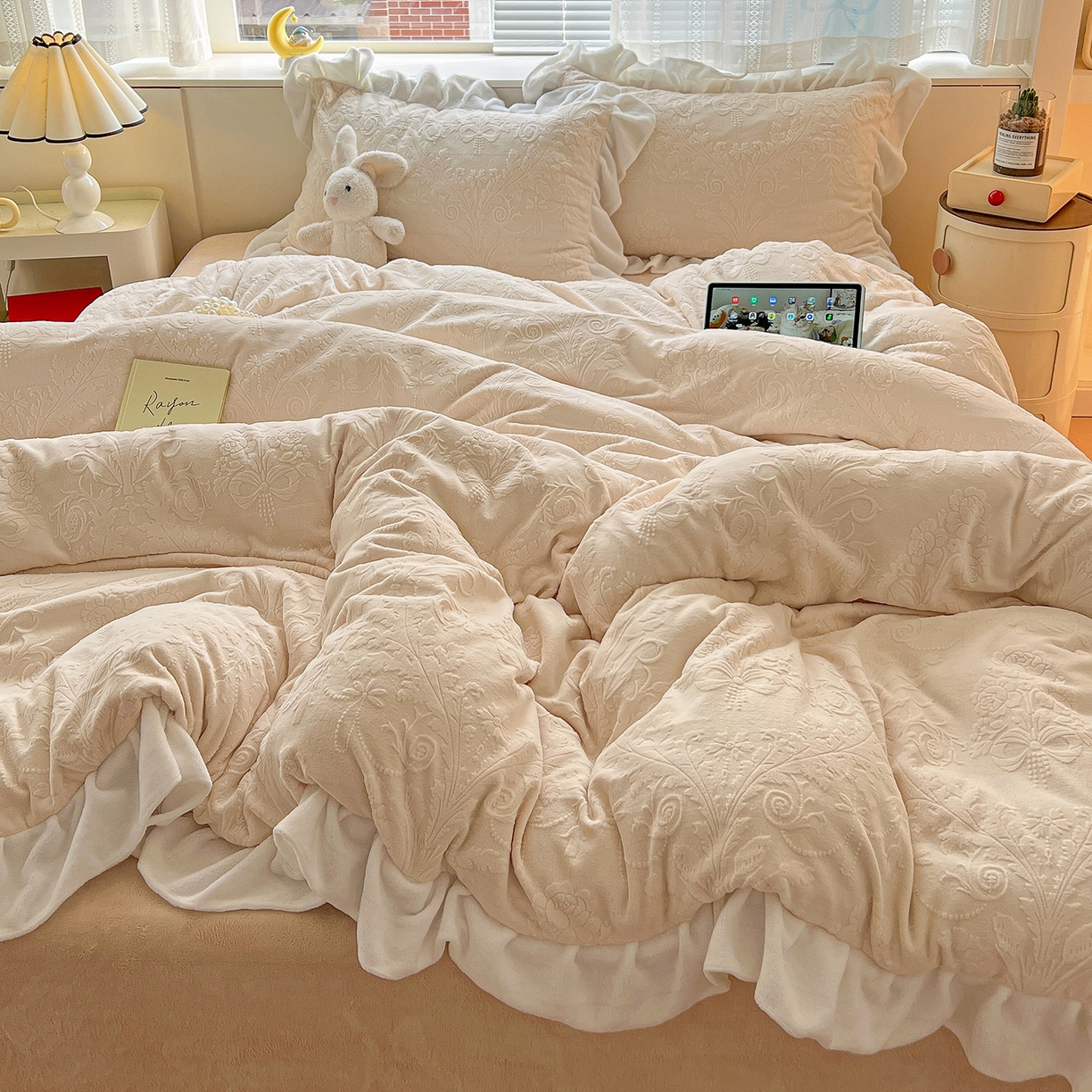 91家纺网 家纺一手货源 找家纺 亿梵家居 2025新款法式花边款A类5D牛奶绒立体雕花四件套（提供买家秀） 花边款  芙洛拉-奶油白