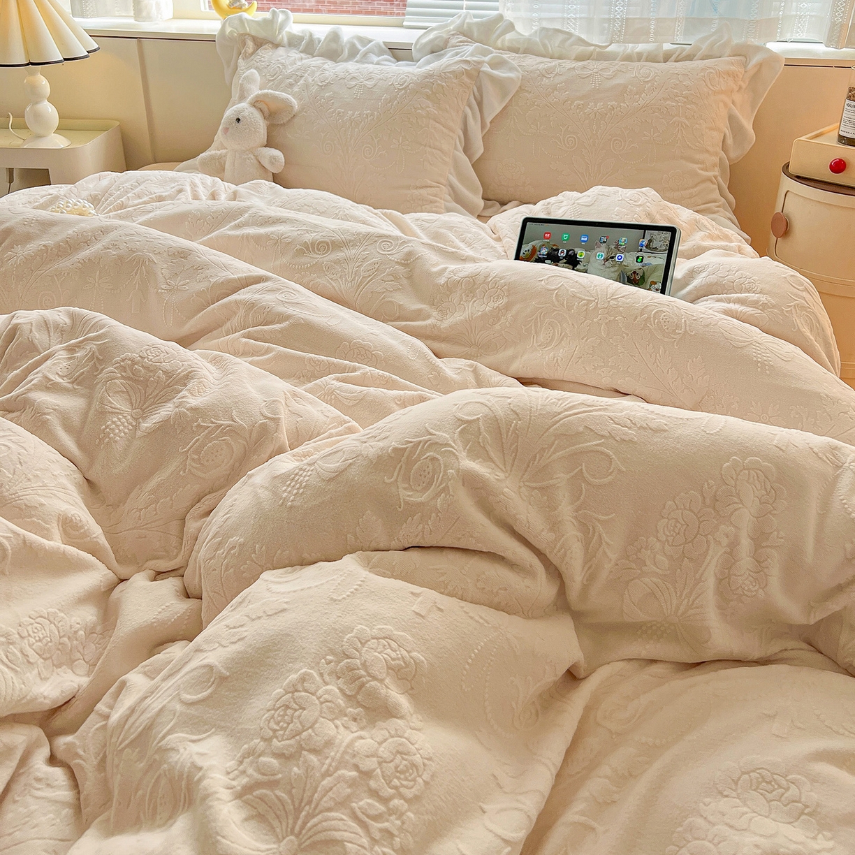 91家纺网 家纺一手货源 找家纺 亿梵家居 2025新款法式花边款A类5D牛奶绒立体雕花四件套（提供买家秀） 花边款  芙洛拉-奶油白