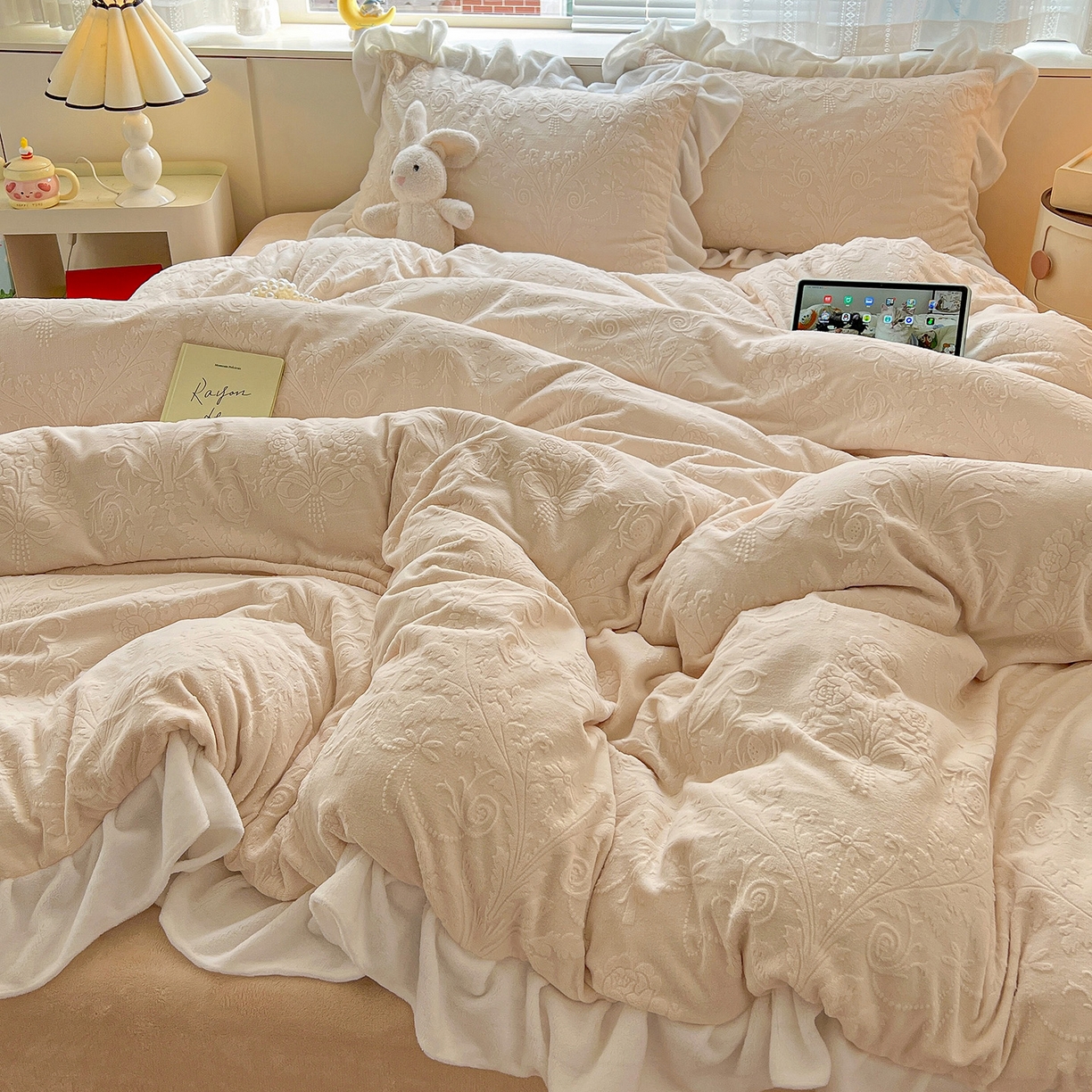 91家纺网 家纺一手货源 找家纺 亿梵家居 2025新款法式花边款A类5D牛奶绒立体雕花四件套（提供买家秀） 花边款  芙洛拉-奶油白