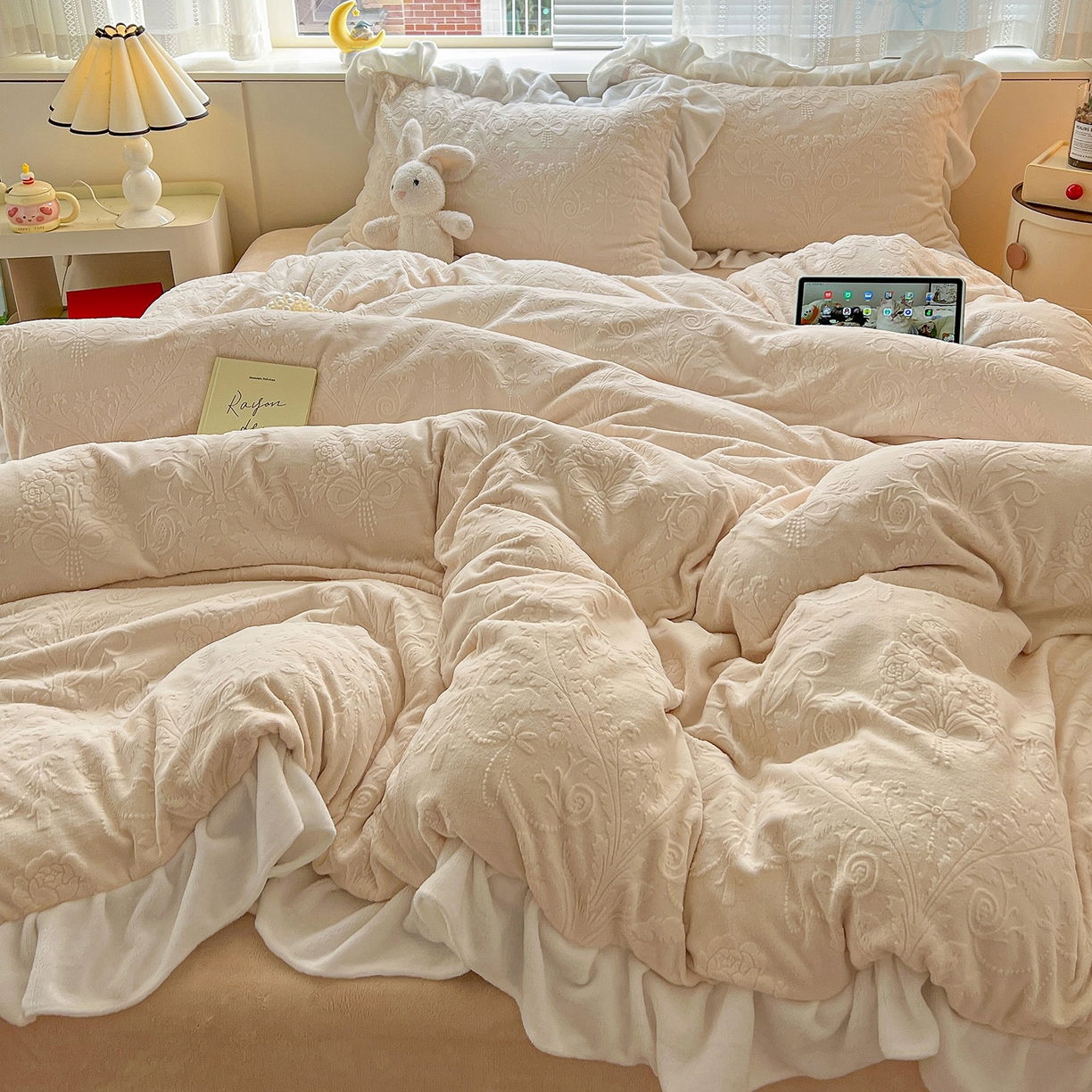 91家纺网 家纺一手货源 找家纺 亿梵家居 2025新款法式花边款A类5D牛奶绒立体雕花四件套（提供买家秀） 花边款  芙洛拉-奶油白