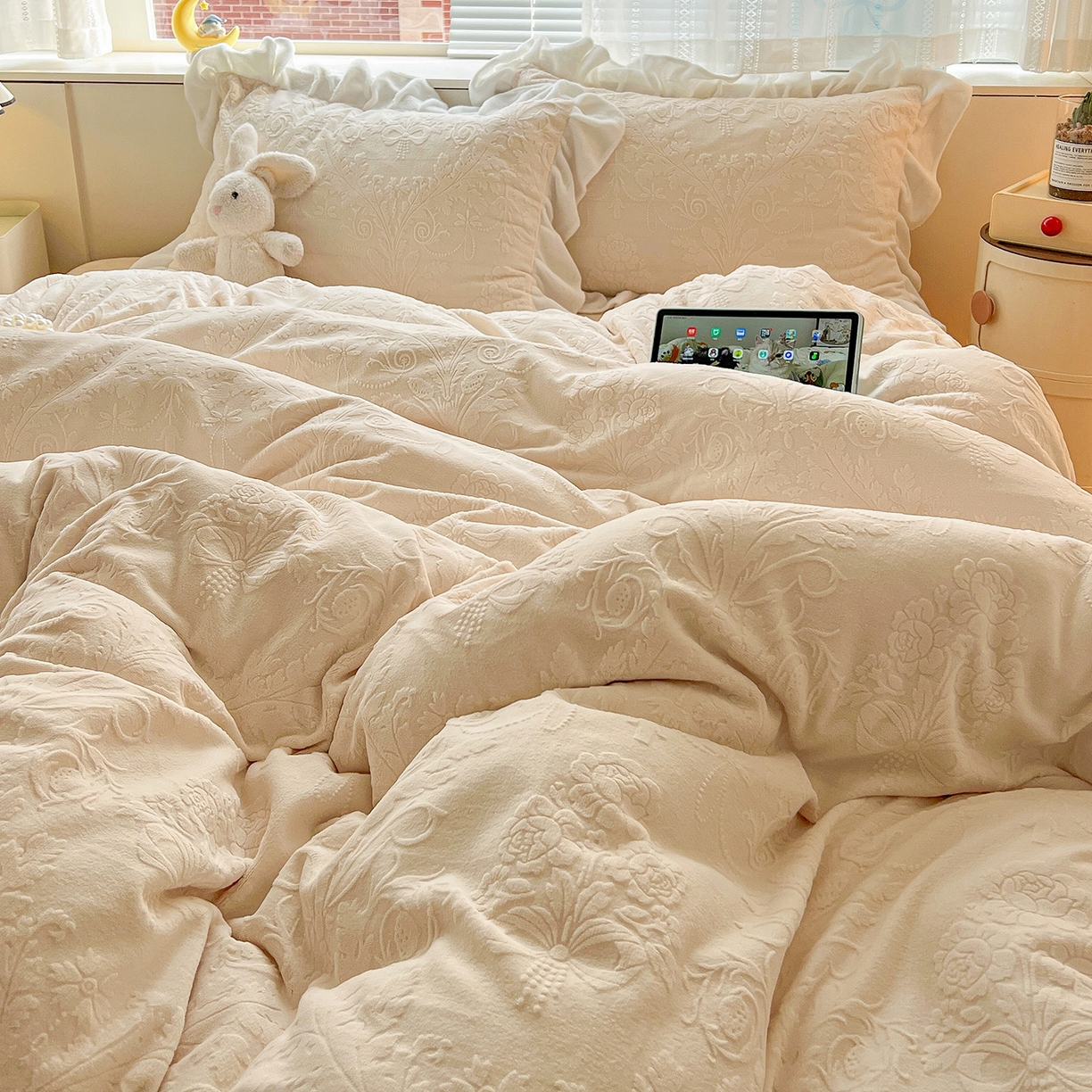 91家纺网 家纺一手货源 找家纺 亿梵家居 2025新款法式花边款A类5D牛奶绒立体雕花四件套（提供买家秀） 花边款  芙洛拉-奶油白