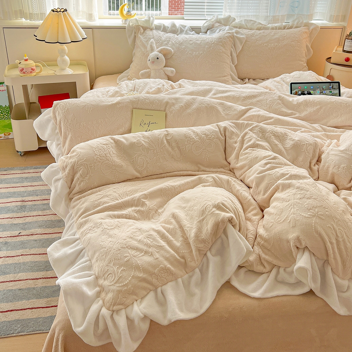 91家纺网 家纺一手货源 找家纺 亿梵家居 2025新款法式花边款A类5D牛奶绒立体雕花四件套（提供买家秀） 花边款  芙洛拉-奶油白