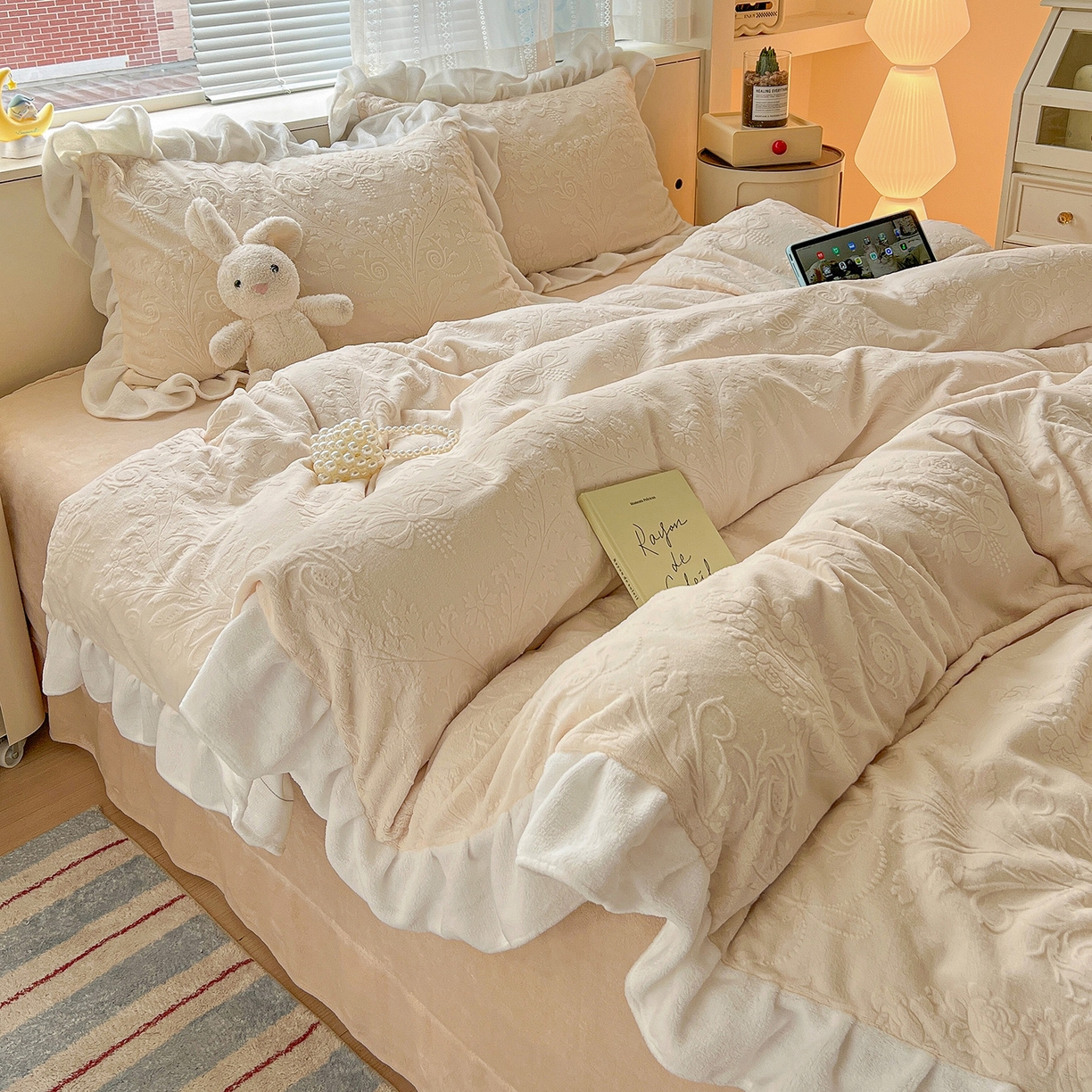 91家纺网 家纺一手货源 找家纺 亿梵家居 2025新款法式花边款A类5D牛奶绒立体雕花四件套（提供买家秀） 花边款  芙洛拉-奶油白