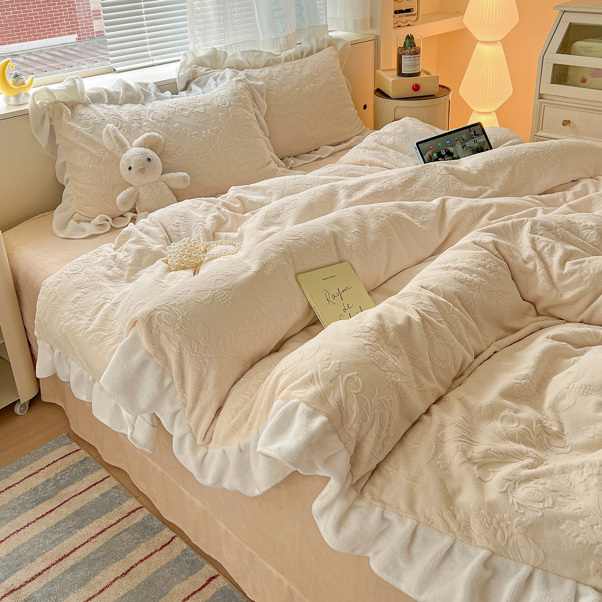 91家纺网 家纺一手货源 找家纺 亿梵家居 2025新款法式花边款A类5D牛奶绒立体雕花四件套（提供买家秀） 花边款  芙洛拉-奶油白