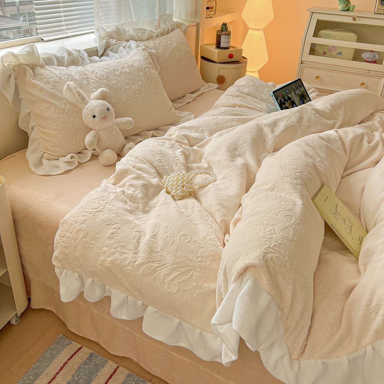91家纺网 家纺一手货源 找家纺 亿梵家居 2025新款法式花边款A类5D牛奶绒立体雕花四件套（提供买家秀） 花边款  芙洛拉-奶油白