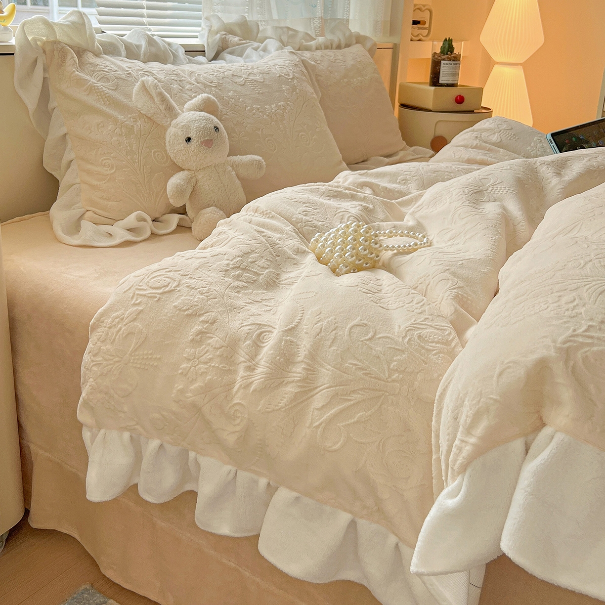 91家纺网 家纺一手货源 找家纺 亿梵家居 2025新款法式花边款A类5D牛奶绒立体雕花四件套（提供买家秀） 花边款  芙洛拉-奶油白