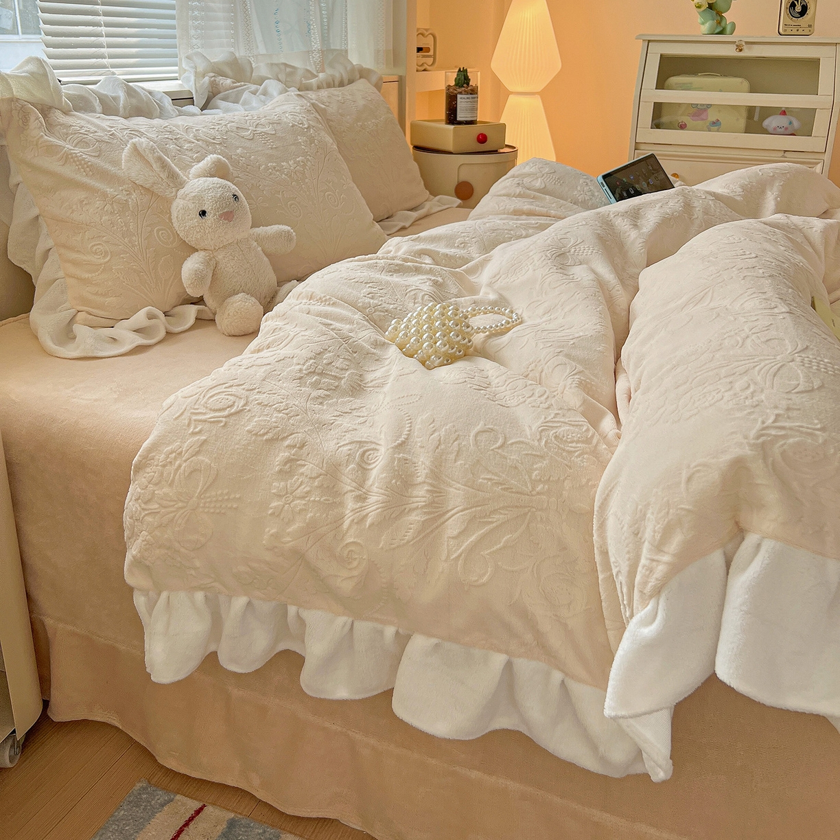 91家纺网 家纺一手货源 找家纺 亿梵家居 2025新款法式花边款A类5D牛奶绒立体雕花四件套（提供买家秀） 花边款  芙洛拉-奶油白