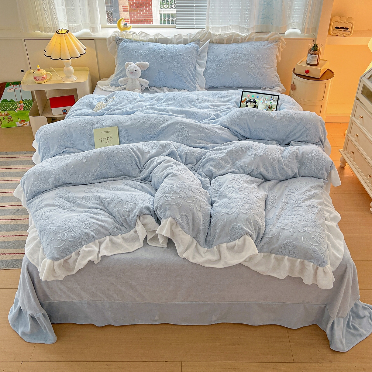 91家纺网 家纺一手货源 找家纺 亿梵家居 2025新款法式花边款A类5D牛奶绒立体雕花四件套（提供买家秀） 花边款  芙洛拉-天空蓝