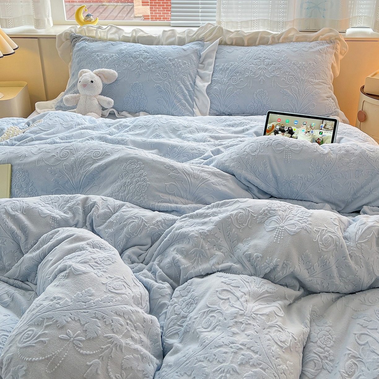 91家纺网 家纺一手货源 找家纺 亿梵家居 2025新款法式花边款A类5D牛奶绒立体雕花四件套（提供买家秀） 花边款  芙洛拉-天空蓝