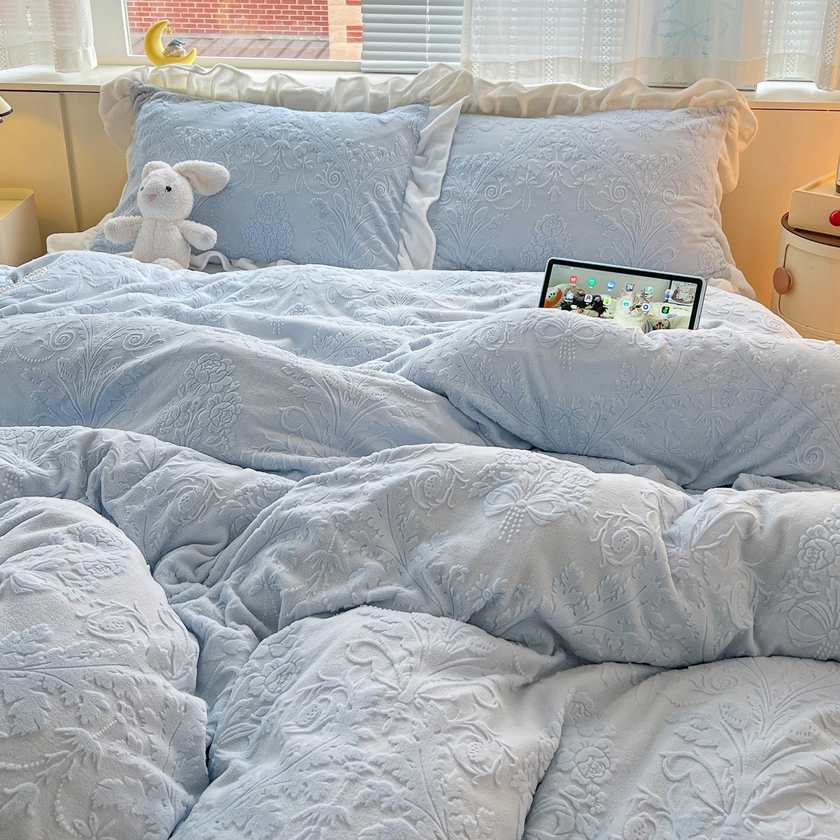 91家纺网 家纺一手货源 找家纺 亿梵家居 2025新款法式花边款A类5D牛奶绒立体雕花四件套（提供买家秀） 花边款  芙洛拉-天空蓝