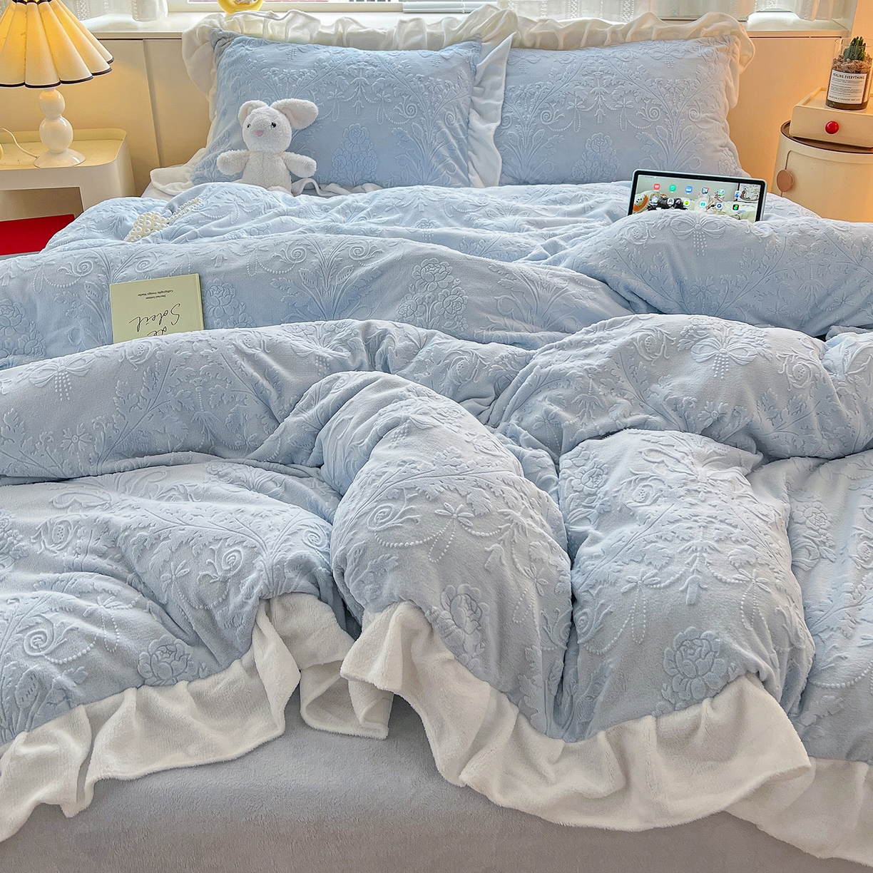 91家纺网 家纺一手货源 找家纺 亿梵家居 2025新款法式花边款A类5D牛奶绒立体雕花四件套（提供买家秀） 花边款  芙洛拉-天空蓝