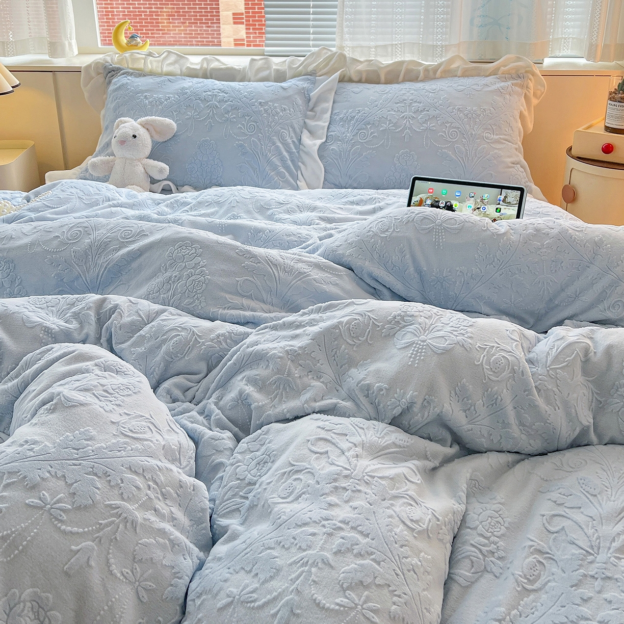 91家纺网 家纺一手货源 找家纺 亿梵家居 2025新款法式花边款A类5D牛奶绒立体雕花四件套（提供买家秀） 花边款  芙洛拉-天空蓝