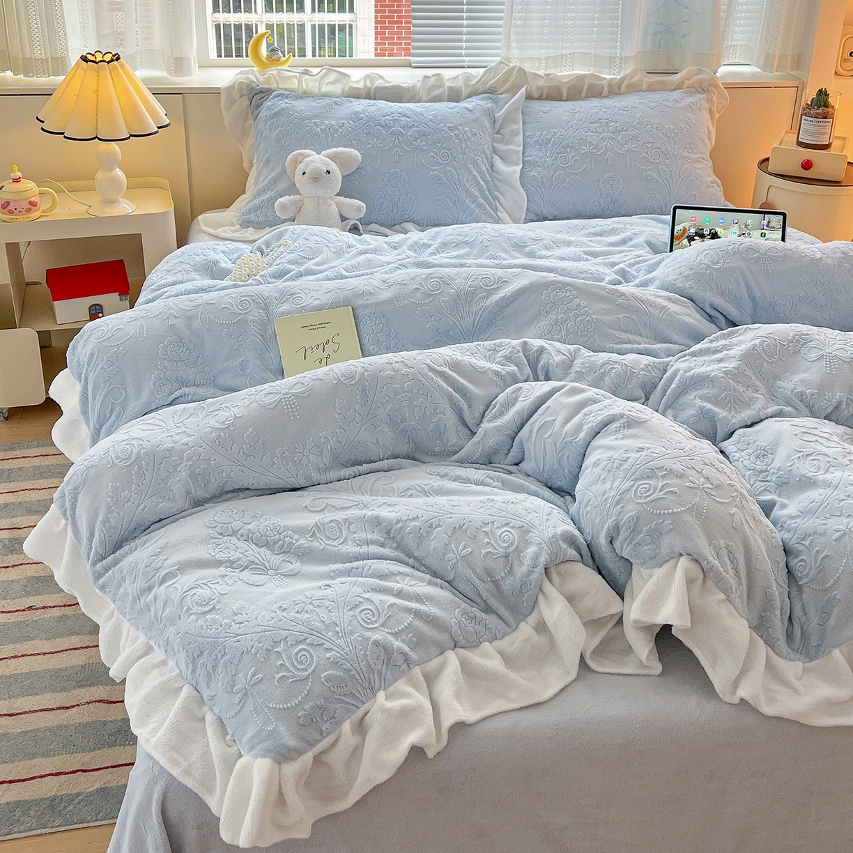 91家纺网 家纺一手货源 找家纺 亿梵家居 2025新款法式花边款A类5D牛奶绒立体雕花四件套（提供买家秀） 花边款  芙洛拉-天空蓝