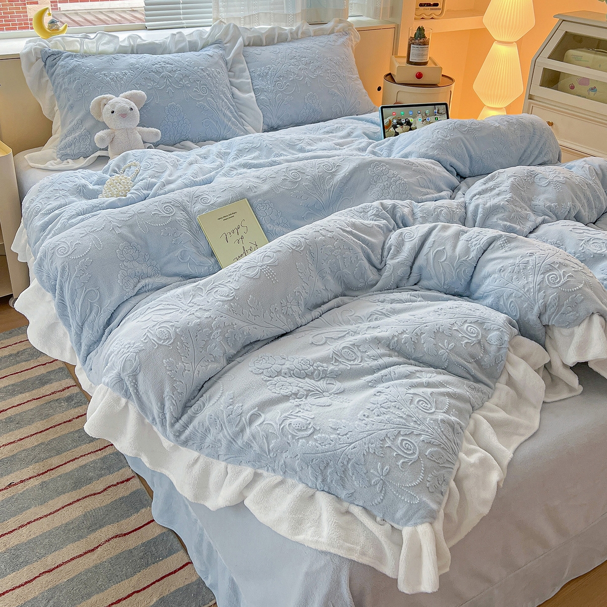 91家纺网 家纺一手货源 找家纺 亿梵家居 2025新款法式花边款A类5D牛奶绒立体雕花四件套（提供买家秀） 花边款  芙洛拉-天空蓝