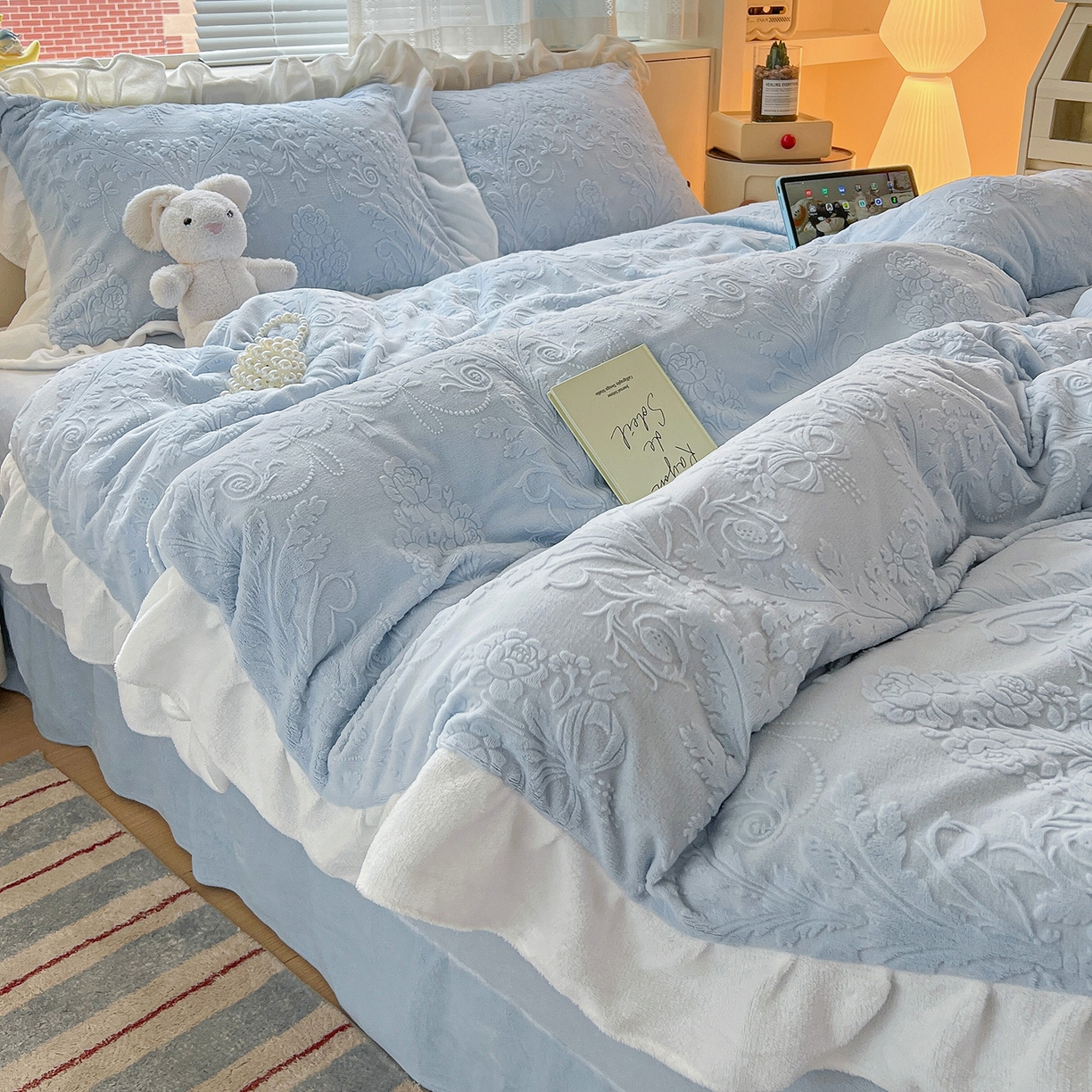 91家纺网 家纺一手货源 找家纺 亿梵家居 2025新款法式花边款A类5D牛奶绒立体雕花四件套（提供买家秀） 花边款  芙洛拉-天空蓝