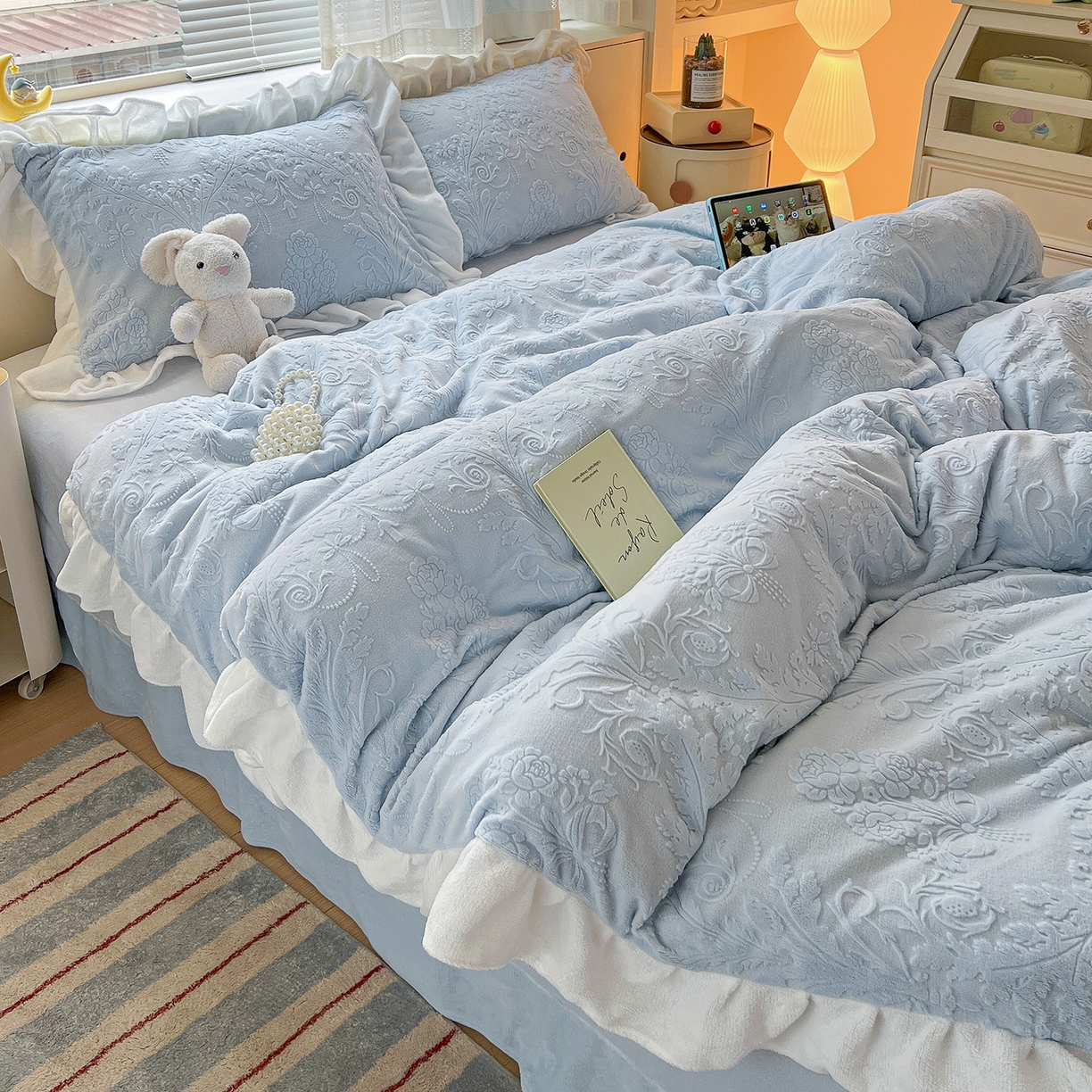 91家纺网 家纺一手货源 找家纺 亿梵家居 2025新款法式花边款A类5D牛奶绒立体雕花四件套（提供买家秀） 花边款  芙洛拉-天空蓝