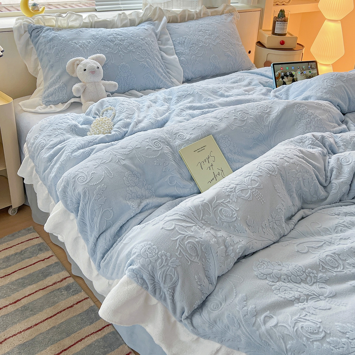 91家纺网 家纺一手货源 找家纺 亿梵家居 2025新款法式花边款A类5D牛奶绒立体雕花四件套（提供买家秀） 花边款  芙洛拉-天空蓝