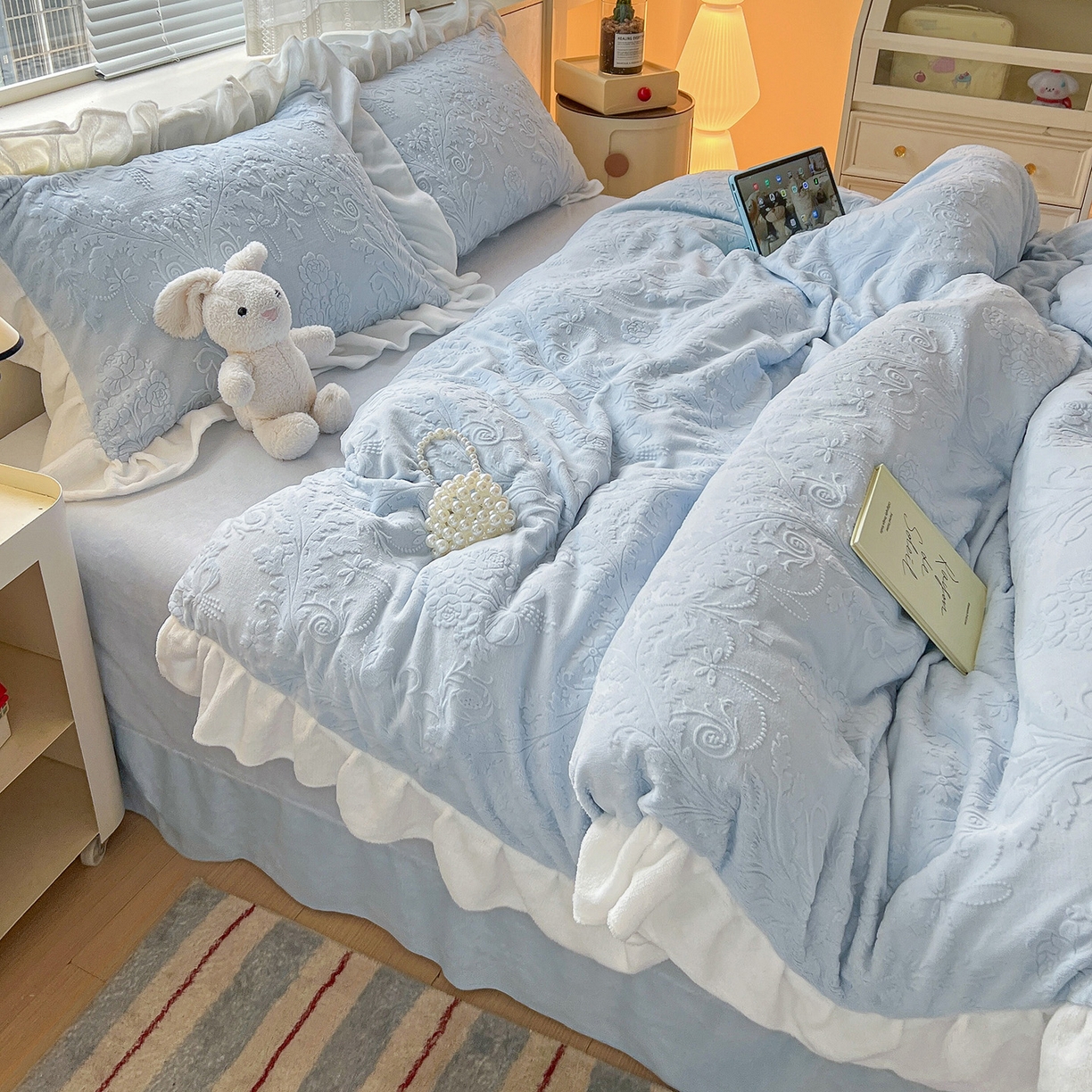 91家纺网 家纺一手货源 找家纺 亿梵家居 2025新款法式花边款A类5D牛奶绒立体雕花四件套（提供买家秀） 花边款  芙洛拉-天空蓝
