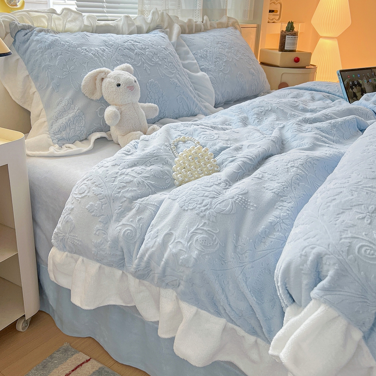 91家纺网 家纺一手货源 找家纺 亿梵家居 2025新款法式花边款A类5D牛奶绒立体雕花四件套（提供买家秀） 花边款  芙洛拉-天空蓝