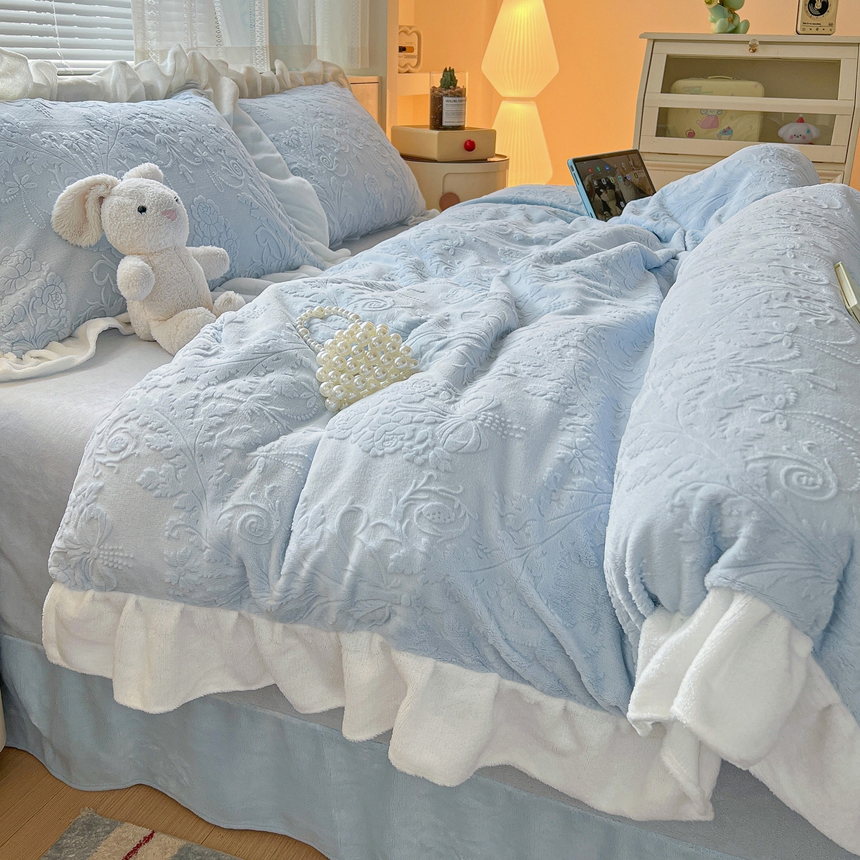 91家纺网 家纺一手货源 找家纺 亿梵家居 2025新款法式花边款A类5D牛奶绒立体雕花四件套（提供买家秀） 花边款  芙洛拉-天空蓝