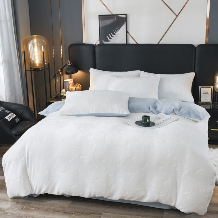 91家纺网 家纺一手货源 找家纺 米瑞娜 2025新款牛奶绒四件套 蝴蝶结-白蓝