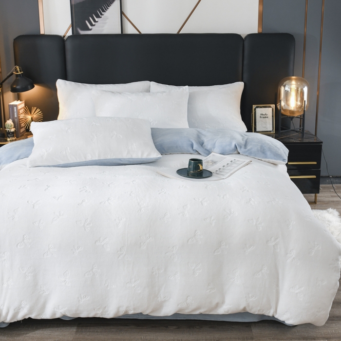 91家纺网 家纺一手货源 找家纺 米瑞娜 2025新款牛奶绒四件套 蝴蝶结-白蓝