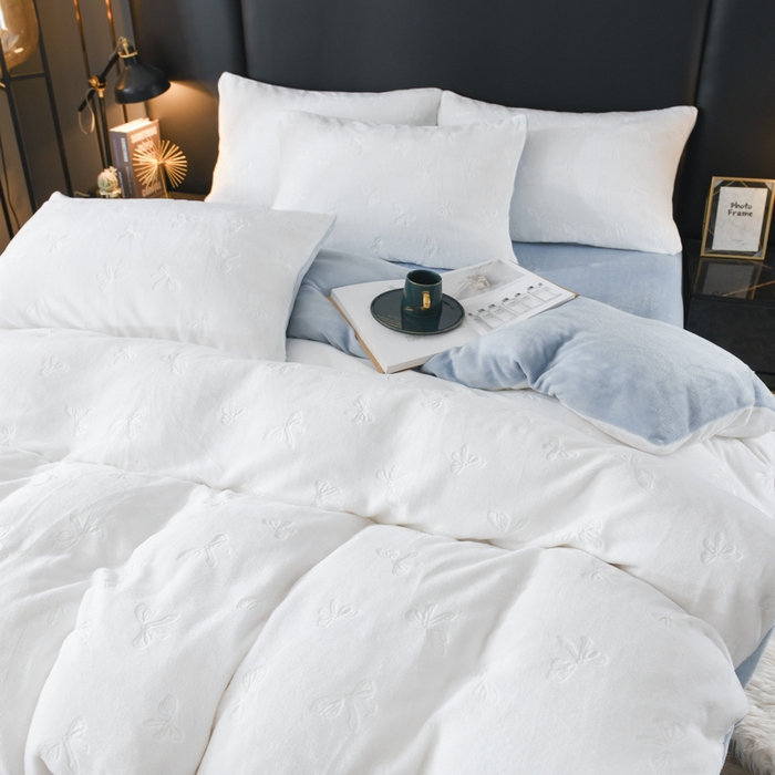 91家纺网 家纺一手货源 找家纺 米瑞娜 2025新款牛奶绒四件套 蝴蝶结-白蓝